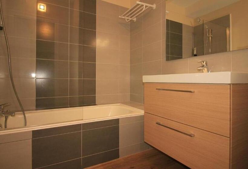 Номер Стандарт Трехместный, Logis Hôtel Lodge La Valette