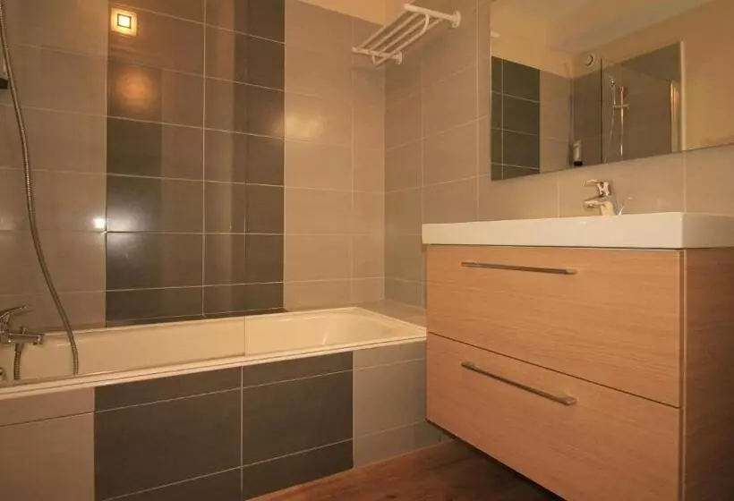 スタンダードトリプルルーム, Logis Hôtel Lodge La Valette