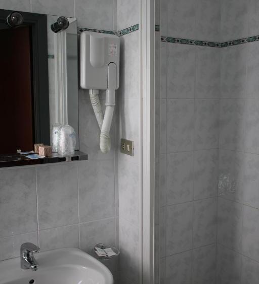 חדר סטנדרט לשלושה, Mediterranée