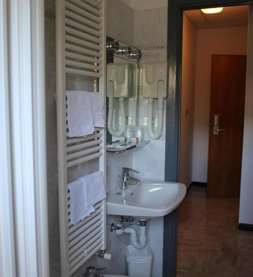 חדר סטנדרט לשלושה, Mediterranée