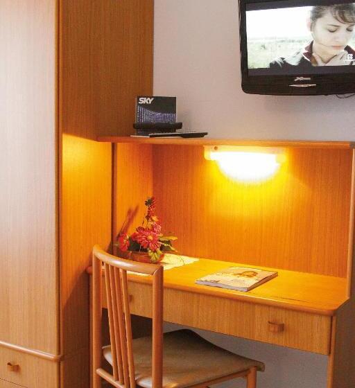 חדר סטנדרט לשלושה, Mediterranée