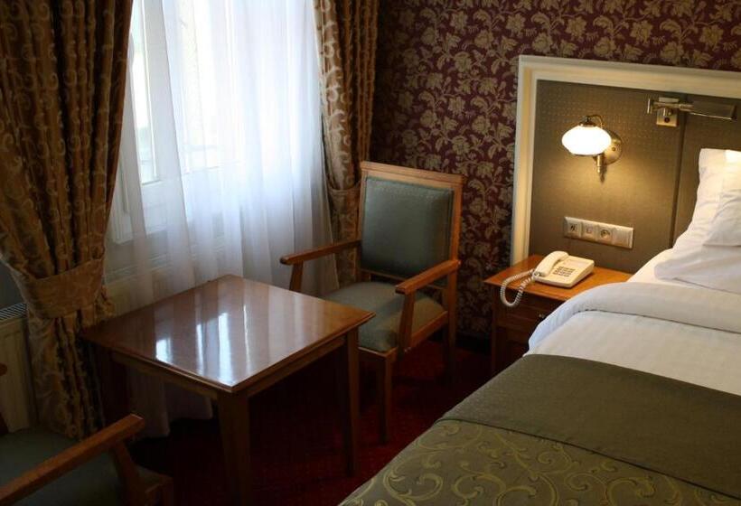 اتاق اکونومی, Petite Fleur   Adults Only ! Air Conditioning !