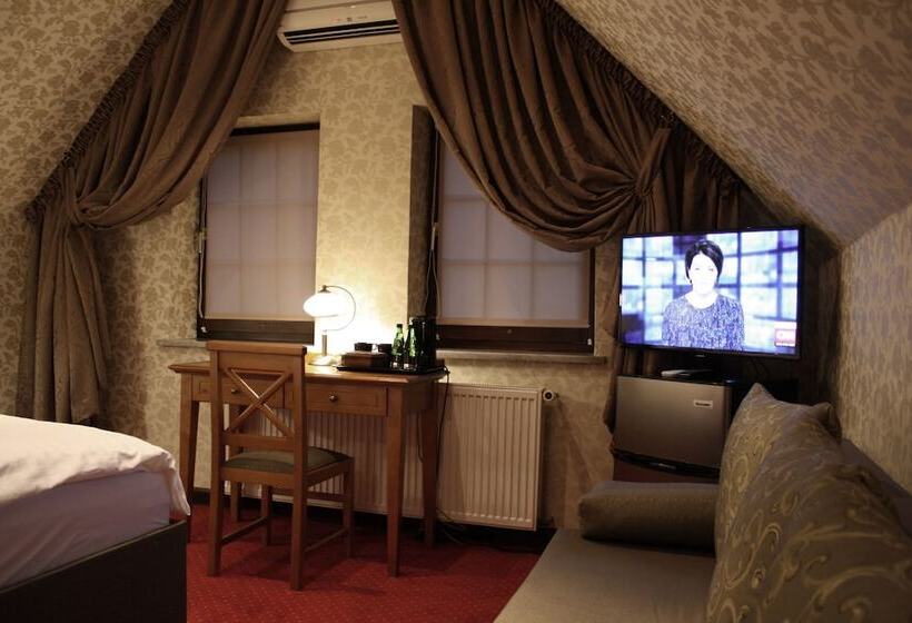 اتاق سوپریور سه تخته, Petite Fleur   Adults Only ! Air Conditioning !