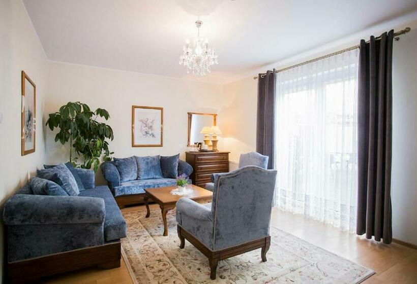 דירת חדר, Renusz