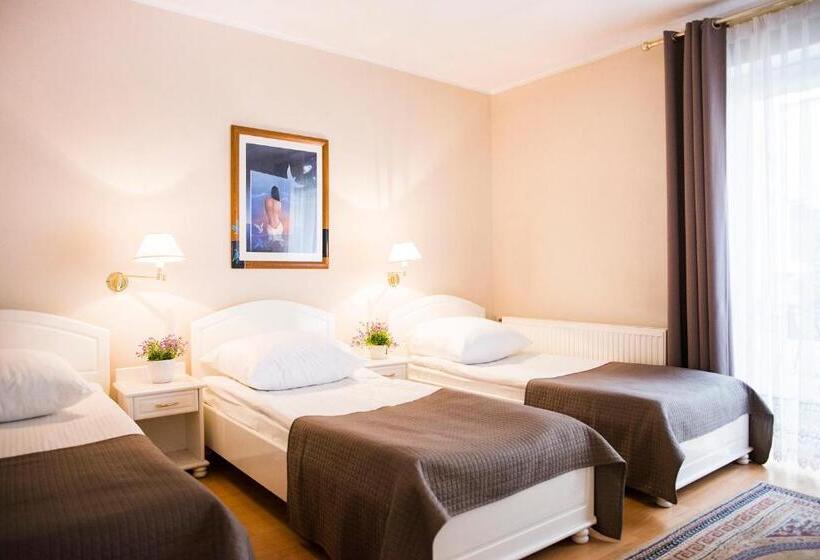 חדר סטנדרט לשלושה, Renusz