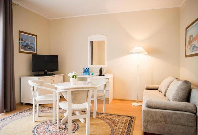 חדר סטנדרט לשלושה, Renusz