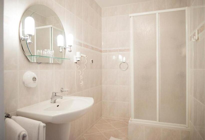 חדר סטנדרט לשלושה, Renusz