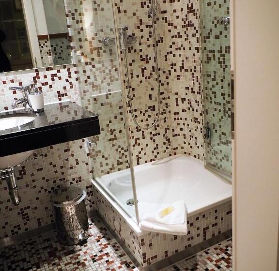 标准单人间, Zur Alten Brucke