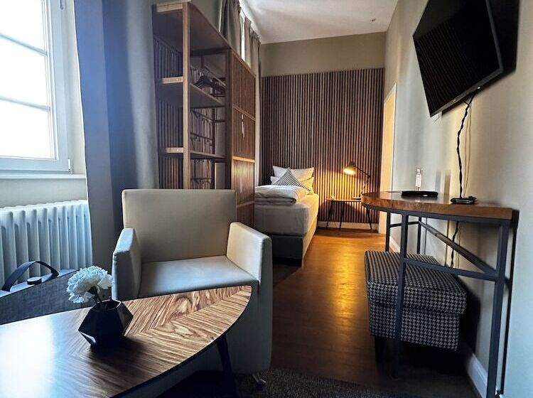 标准单人间, Zur Alten Brucke