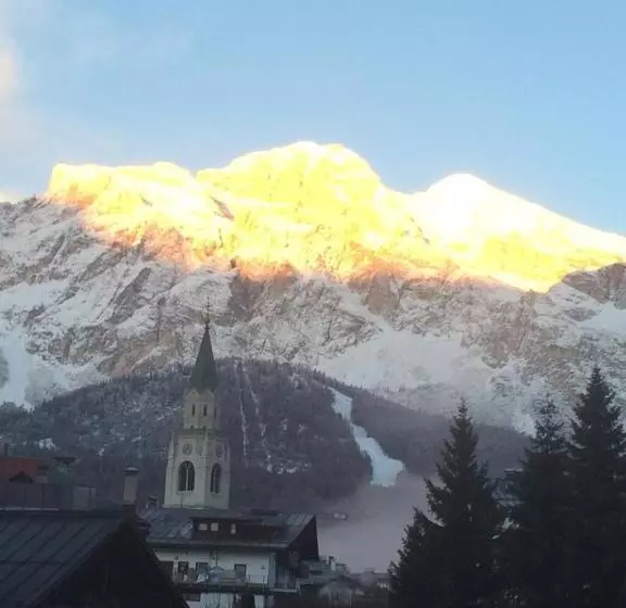 Perhehuone, Meuble Villa Neve
