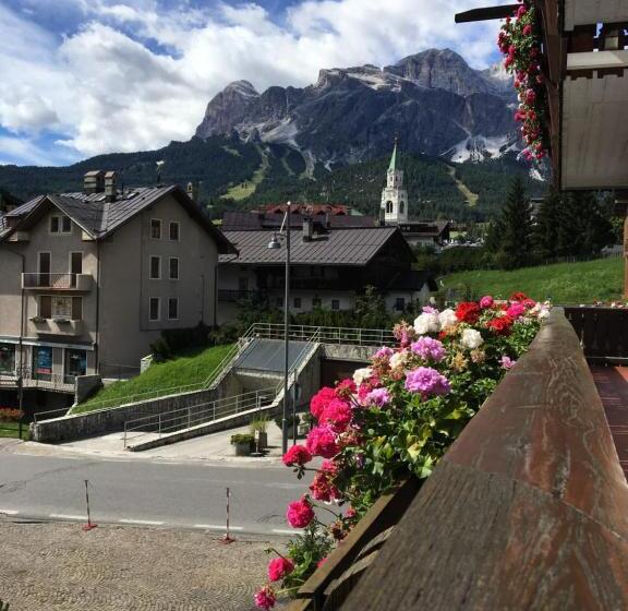 غرفة عائلية, Meuble Villa Neve