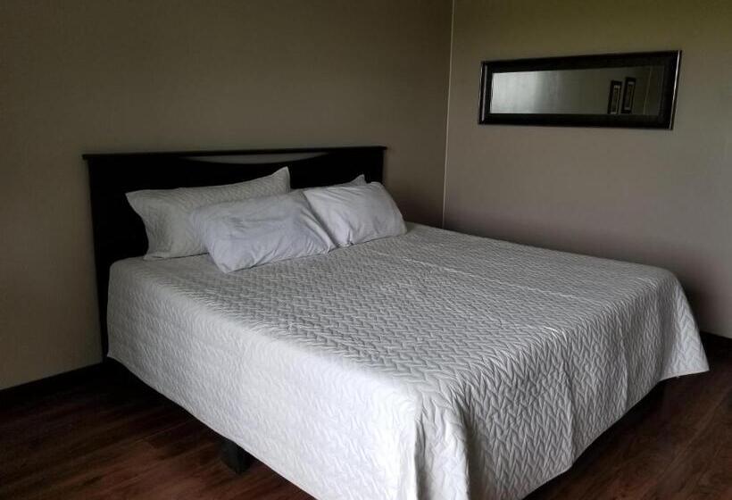 غرفة ديلوكس سرير كينج, Knights Inn Woodstock