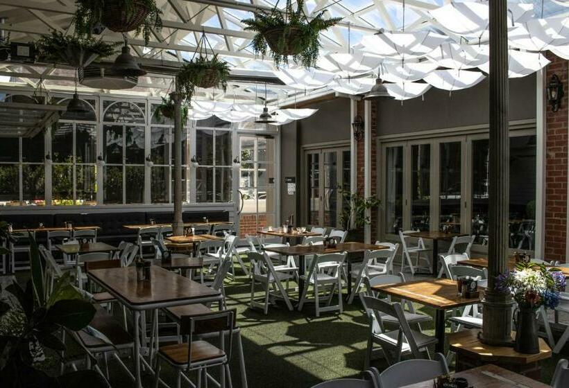 エクゼクティブルーム, Oscars Hotel And Cafe Bar