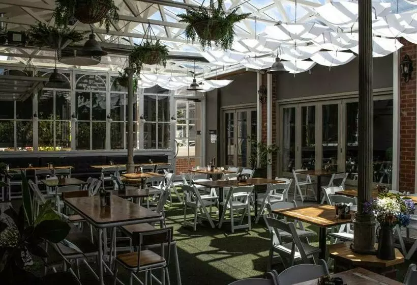 エクゼクティブルーム, Oscars Hotel And Cafe Bar