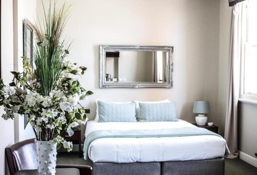 エクゼクティブルーム, Oscars Hotel And Cafe Bar