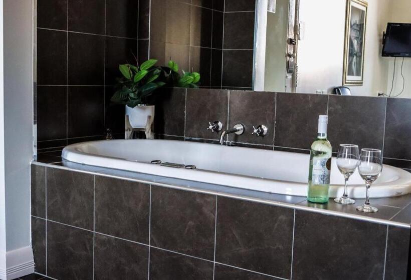 デラックスルーム, Oscars Hotel And Cafe Bar