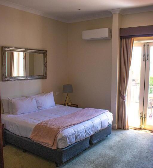 デラックスルーム, Oscars Hotel And Cafe Bar