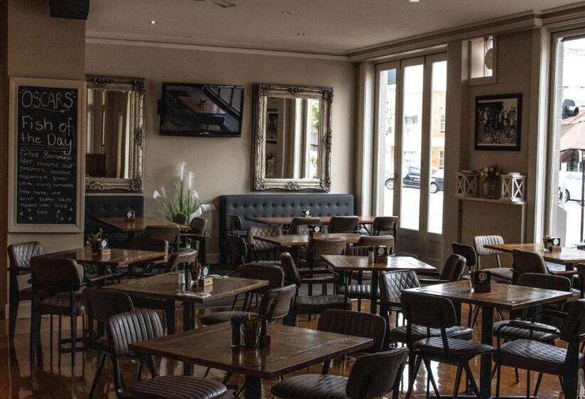 スタンダードスタジオ, Oscars Hotel And Cafe Bar