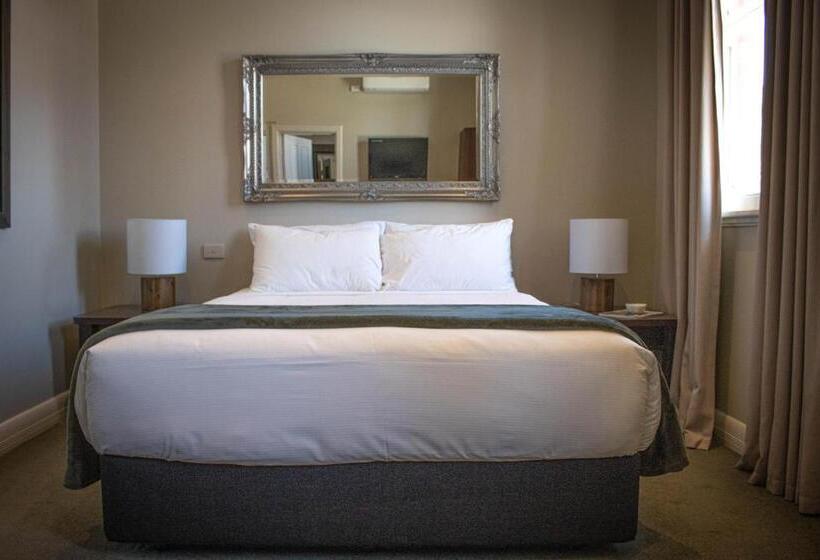 スタンダードスタジオ, Oscars Hotel And Cafe Bar