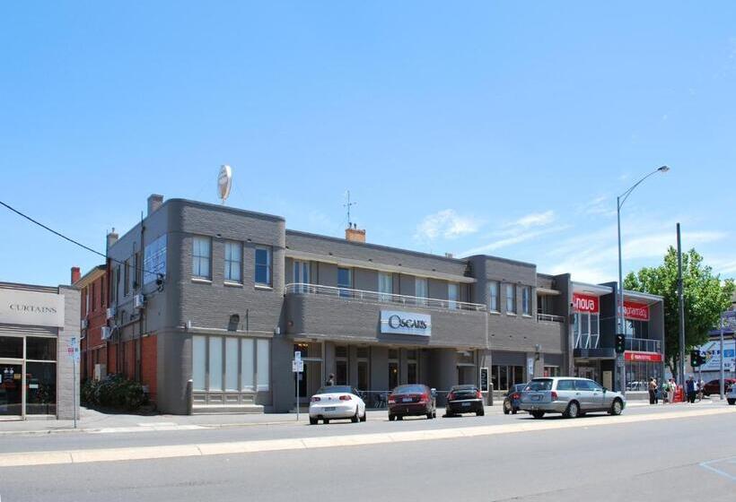 スタンダードスタジオ, Oscars Hotel And Cafe Bar