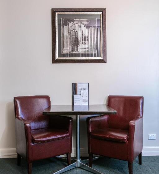 スタンダードスタジオ, Oscars Hotel And Cafe Bar