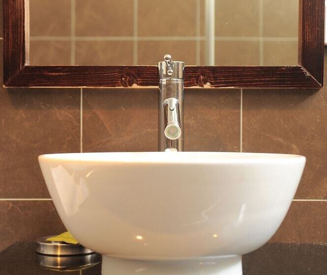 デラックスルーム, Oscars Hotel And Cafe Bar