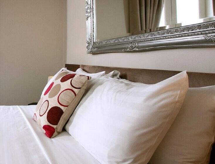 スタンダードスタジオ, Oscars Hotel And Cafe Bar