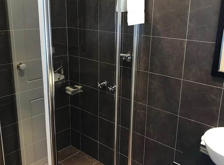 デラックスルーム, Oscars Hotel And Cafe Bar