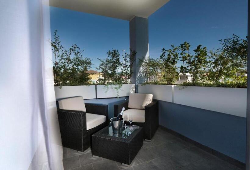 סוויטת ג'וניור, Blu9