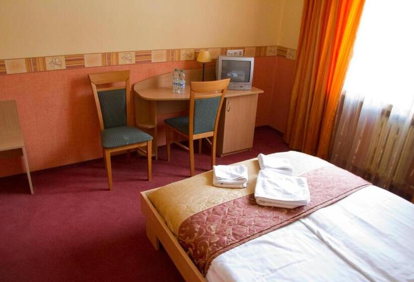 اتاق استاندارد سه نفره, Iskra