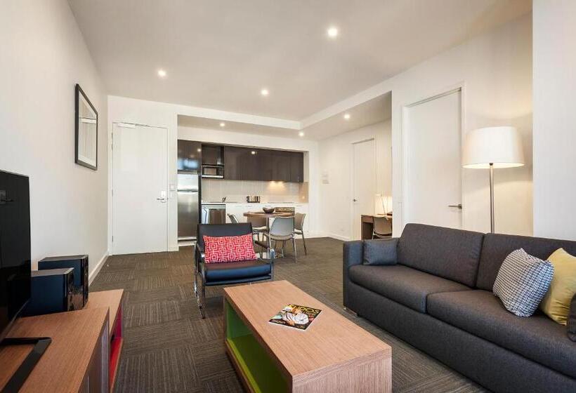 شقة غرفة واحدة, Quest On Franklin