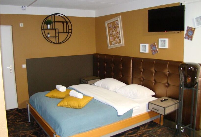 اتاق استاندارد, The Happy Traveler