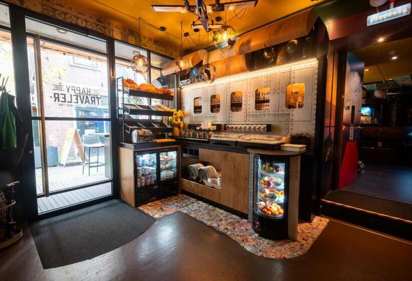 اتاق استاندارد, The Happy Traveler