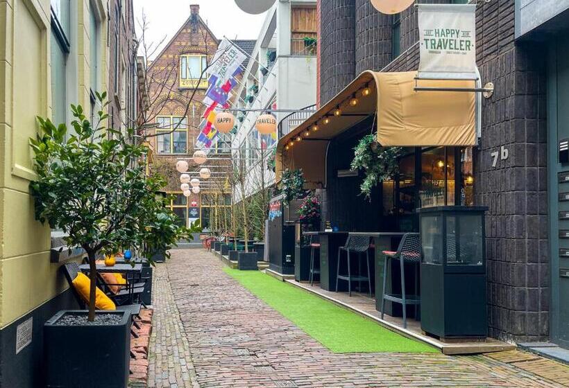 اتاق استاندارد, The Happy Traveler