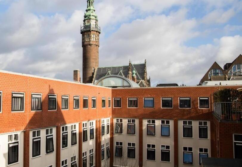 اتاق استاندارد, The Happy Traveler