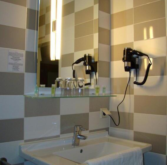 اتاق استاندارد, The Happy Traveler