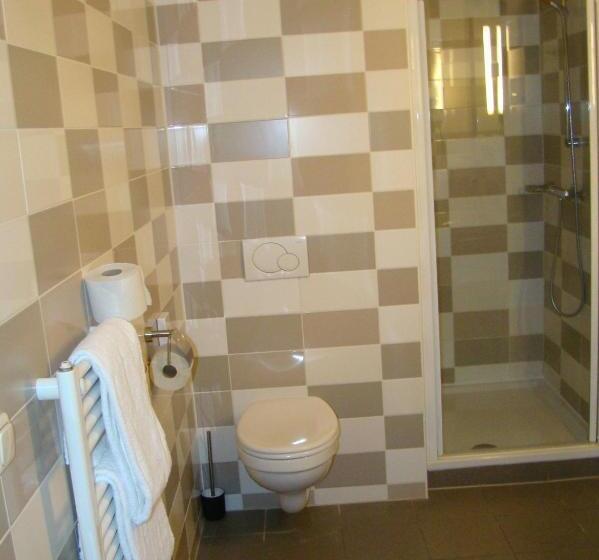 اتاق استاندارد, The Happy Traveler