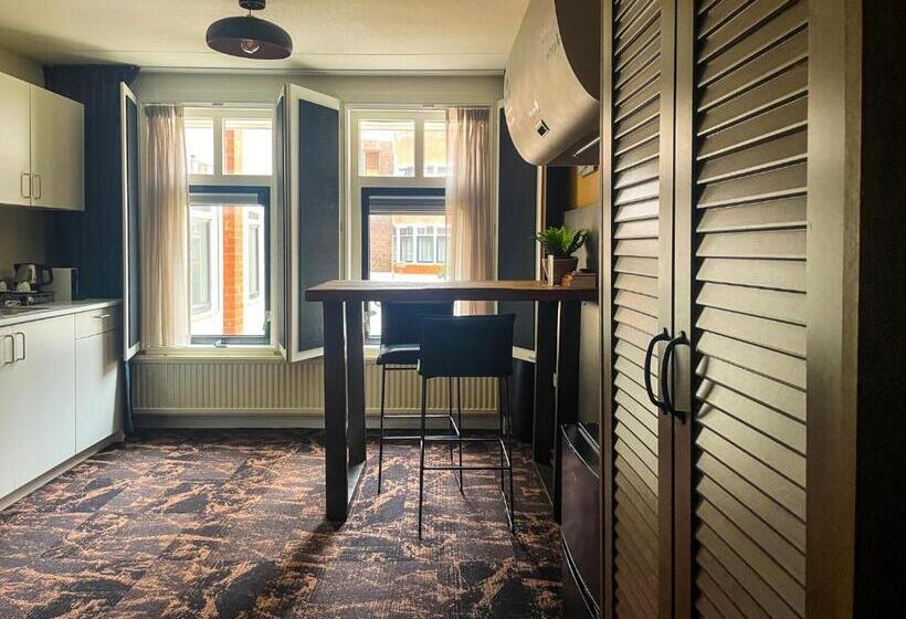 اتاق استاندارد, The Happy Traveler