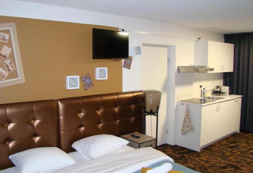 اتاق استاندارد, The Happy Traveler