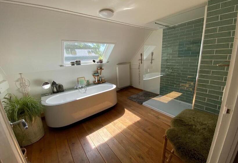 标准间, Het Opgemaakte Bed