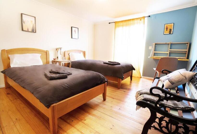 מיטה בחדר משותף, Ahoy Surf House