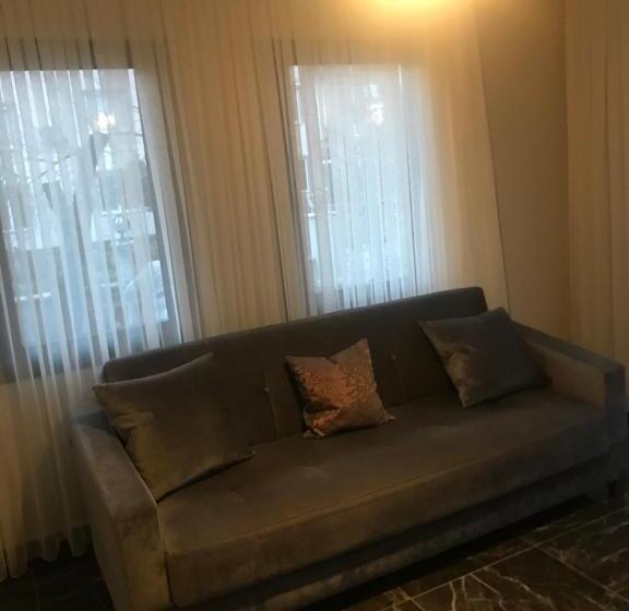 １ベッドルームアパートメント, Golden Lake Aparts