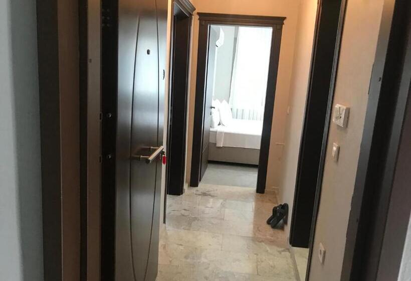 スタンダードスタジオ, Golden Lake Aparts