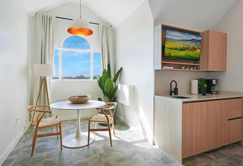 اتاق استاندارد با چشم‌انداز باغ, Cobalt Coast Resort