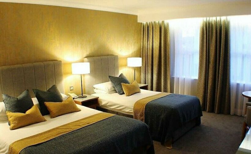 חדר משפחתי, Downings Bay