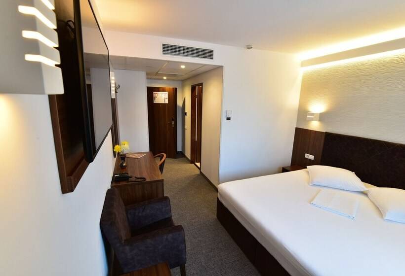 디럭스 룸, Forum