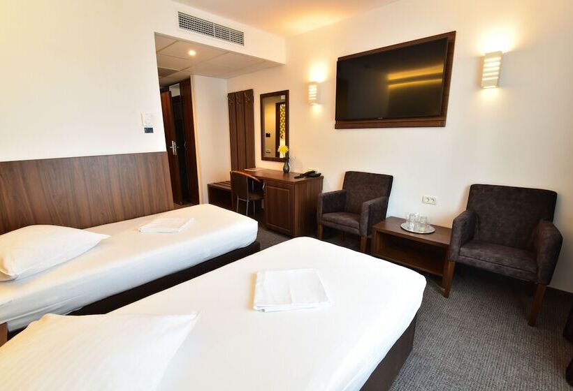 디럭스 룸, Forum