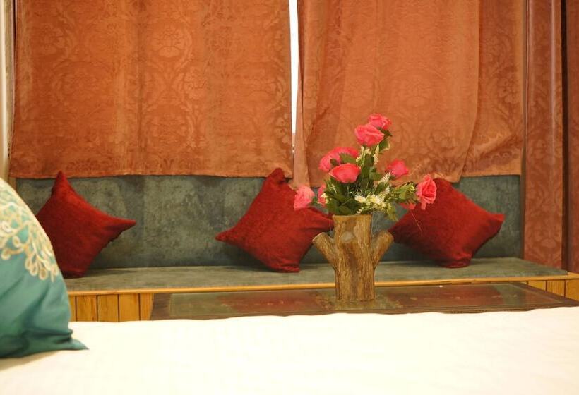 디럭스 룸, Gandhi S Paradise