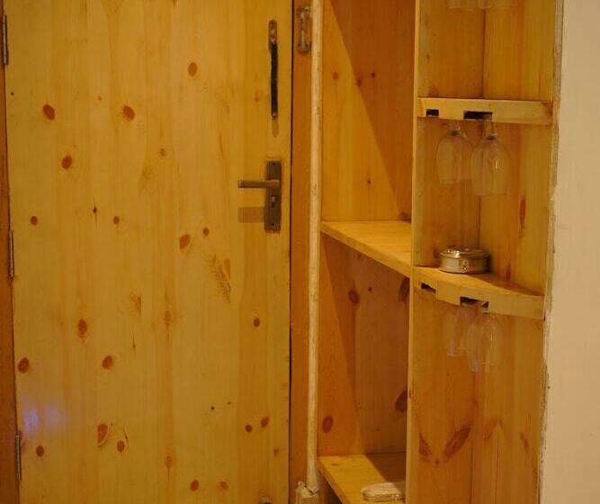 디럭스 룸, Gandhi S Paradise