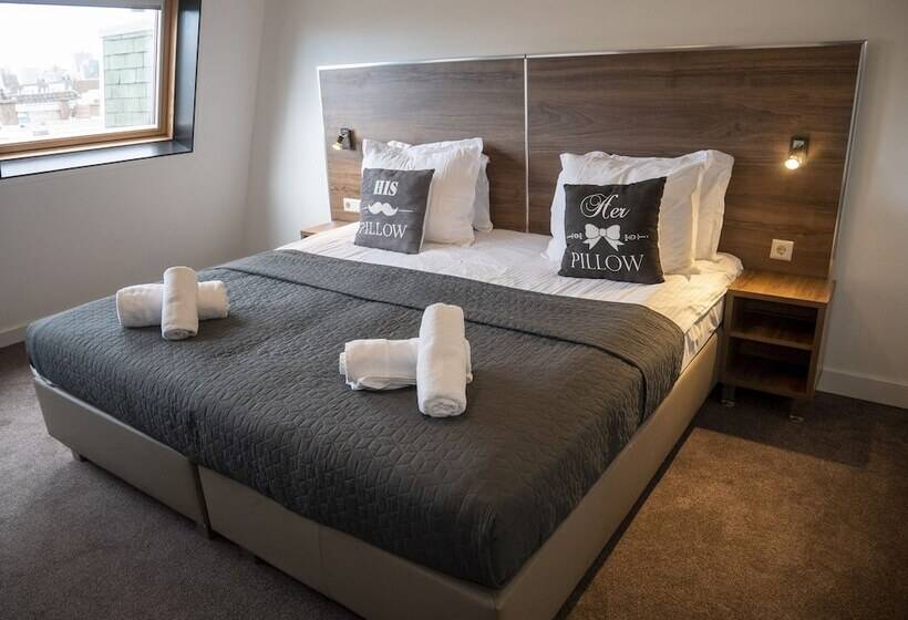 غرفة عائلية, Hague Center